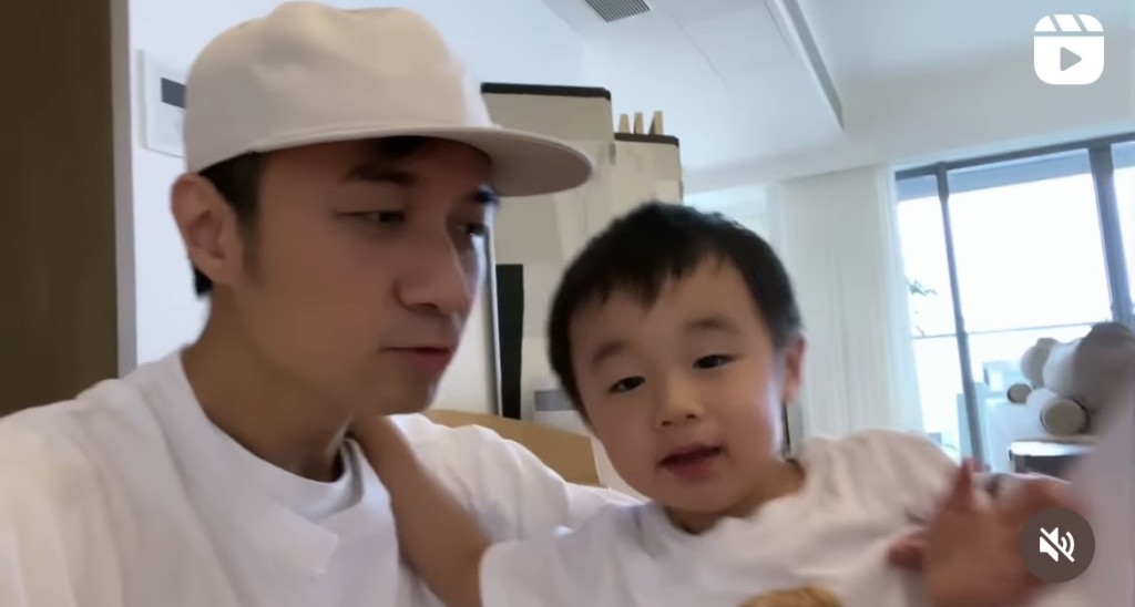 兩父子一個「餅印」。